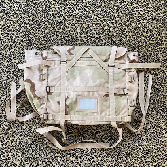 Military backpack (NWOT) - Picture 3 of 4